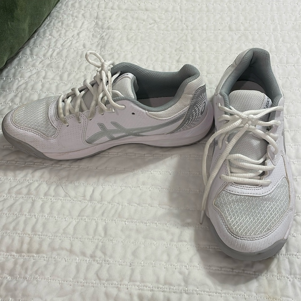 ASICS women’s white & silver gel delicate size 8 tennis shoe